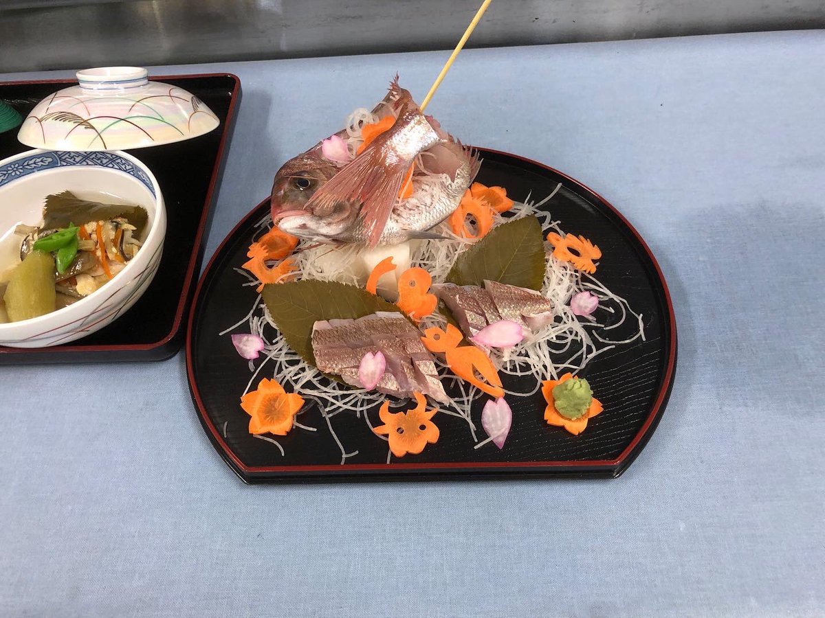 abe18997433's tweet photo. 先日　一般の方の料理教室でした。
小鯛を使って　ま��はさばき方
片身を刺身にして　姿造り
もう一方で　けんちん蒸し
御飯は　青豆を入れた茶飯に
なめこの味噌汁を付けて。

#志幡
#酒田市
#日本料理
#山居倉庫
#テイクアウト
#弁当
#山形県
#人参の飾り切り　
#食の都庄内
#庄内たび https://t.co/stzKN5RRik
