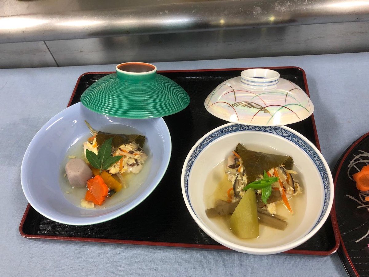 abe18997433's tweet photo. 先日　一般の方の料理教室でした。
小鯛を使って　ま��はさばき方
片身を刺身にして　姿造り
もう一方で　けんちん蒸し
御飯は　青豆を入れた茶飯に
なめこの味噌汁を付けて。

#志幡
#酒田市
#日本料理
#山居倉庫
#テイクアウト
#弁当
#山形県
#人参の飾り切り　
#食の都庄内
#庄内たび https://t.co/stzKN5RRik