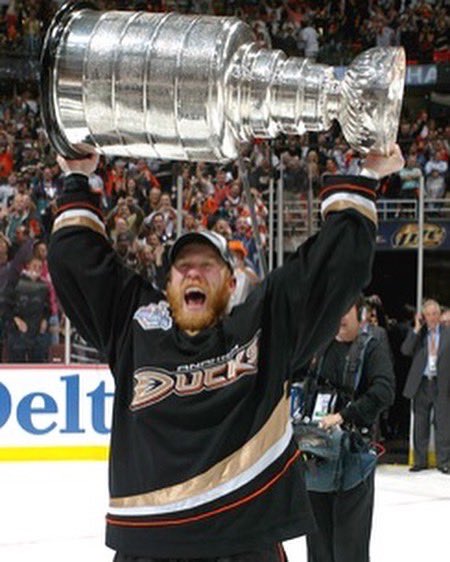 ClarksonMHockey's tweet photo. Also in 2007 with the Ducks, Todd Marchant.  One of, if not, THE fastest Golden Knight ever, Todd played 1195 total games in the NHL, the most of any player to wear the Green and Gold! https://t.co/QCYtcjAuyC