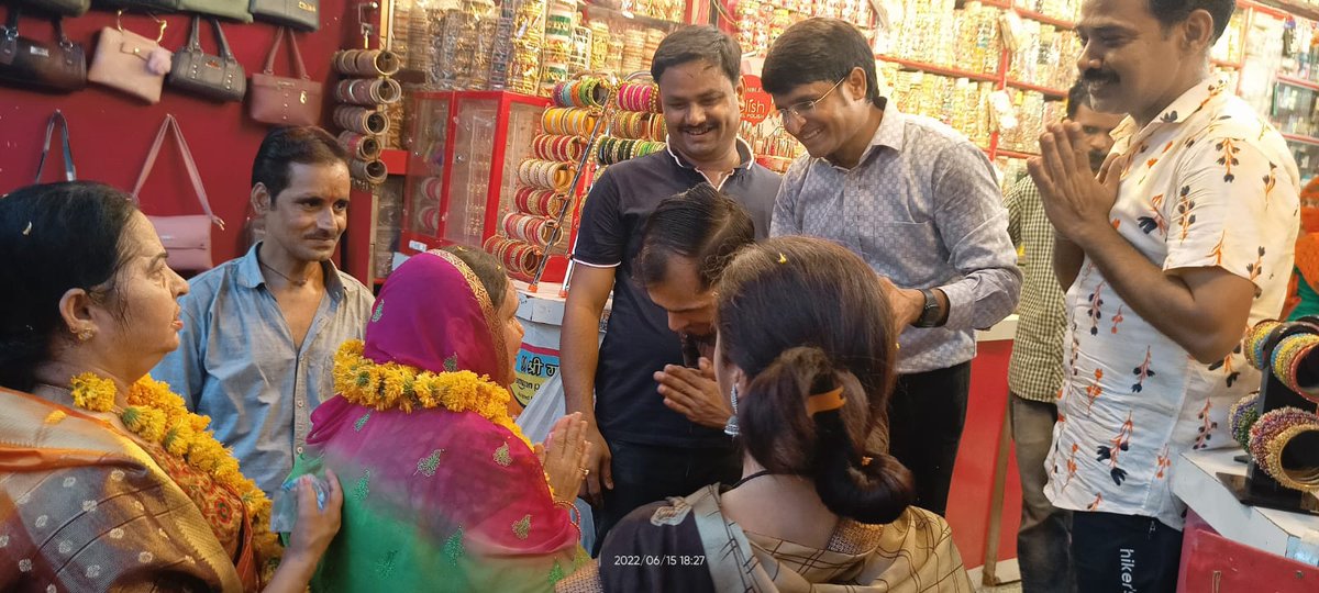 INCMP's tweet photo. ग्वालियर की महापौर प्रत्याशी श्रीमती शोभा सतीश सिकरवार जी ने बारादरी कांग्रेस ब्लॉक कार्यालय मुरार से सदर बाजार तक सघन जनसंपर्क किया और आशीर्वाद मांगा।

“जय कांग्रेस, जय मध्यप्रदेश” https://t.co/Y2epEdmfHW
