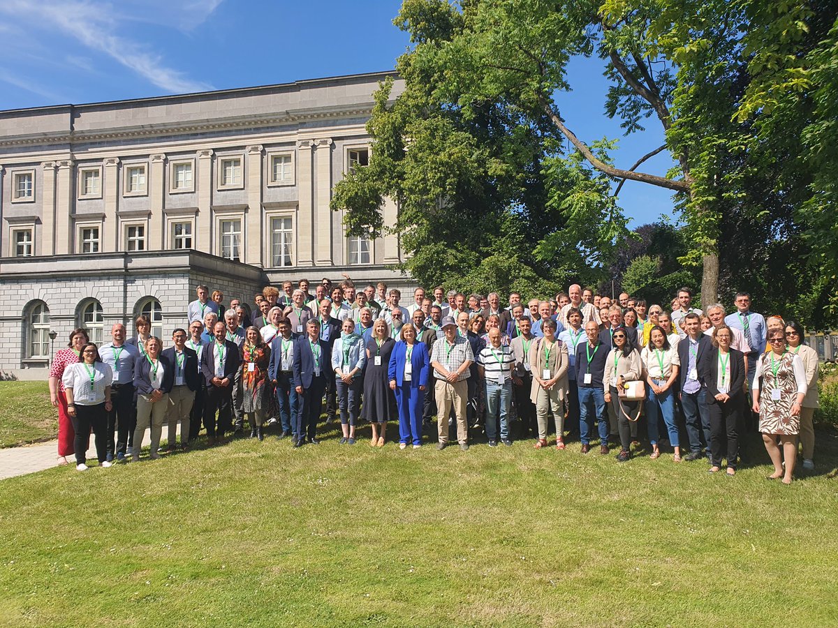 sunergy_eu's tweet photo. The Joint Roadmapping Workshop is finished yet this is the starting point to co-create a roadmap towards solar fuels &amp; chemicals replacing fossil fuels👣 Thanks to all the community &amp; hands on working to reach that goal! @EUeic @CO2ValueEU @EUScienceInnov https://t.co/eN42KYjYpO
