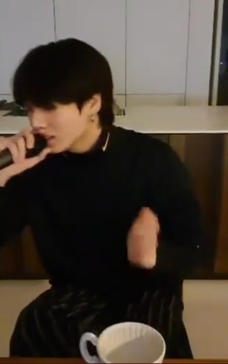 ppuppa_ppu's tweet photo. 야식에 술한잔 하고싶었는데
정국이 턱선보고 한잔 생각이 싹 달아남
냥이들 안고 잠이나 자야지 https://t.co/QaDqeLPAZI