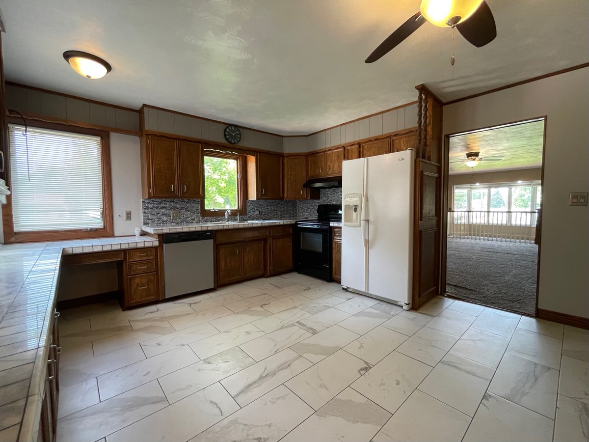 C21Midlands's tweet photo. New Listing in Kearney! 
Spacious home on a corner lot that would make a great single-family home or rental! 3 conforming bedrooms and 2 nonconforming bedrooms with 2 bath. See more at https://t.co/KAGBgq0SbL. https://t.co/H83AxRvZVE