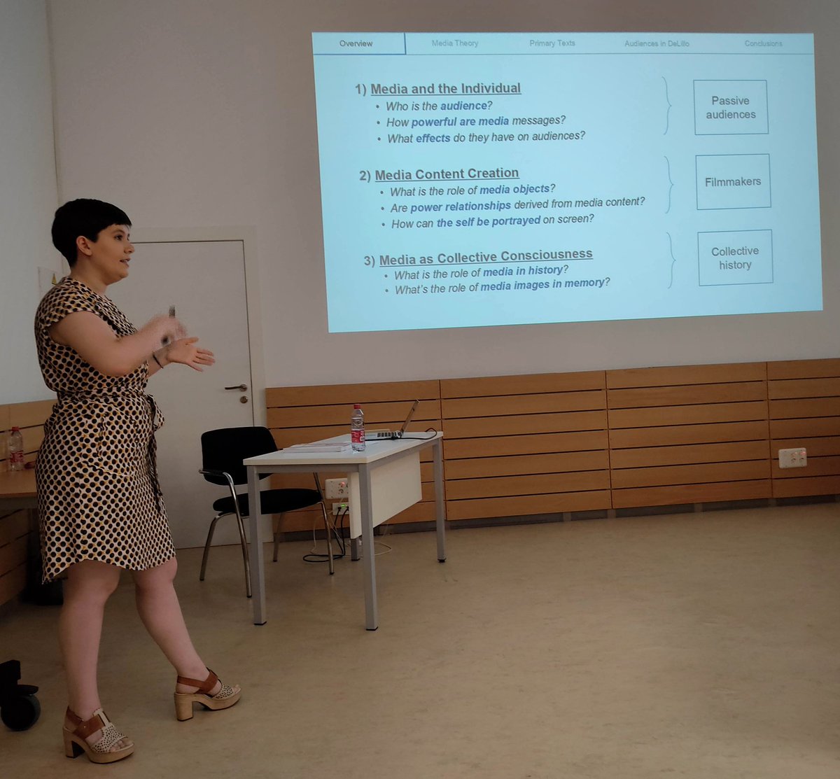 Today our viceprez Laura Álvarez Trigo (<a href="/Inphemeral/">Trigo 🌾</a>) defended her dissertation "Media Saturated Lives: Don DeLillo, Mass Communication and Media Theory" and it went awesomely 🎉🎉🎉
She even got <a href="/jessekavadlo/">punsnposes</a> and his great feedback for it, thanks for being there! 😃