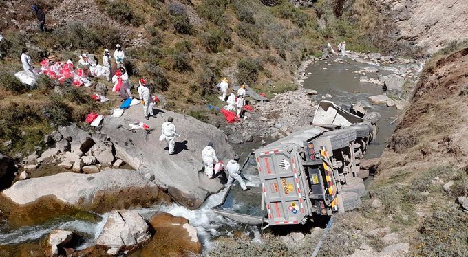 ⚠️La caída de 34 toneladas de zinc en el #RíoChillón, en Canta, ha generado la muerte de 600 toneladas de truchas. No es la primera vez que ocurre esto. En 2018, otro camión con 36 toneladas de concentrado de zinc se volcó sobre el mismo río. ¿Y la previsión del Estado?