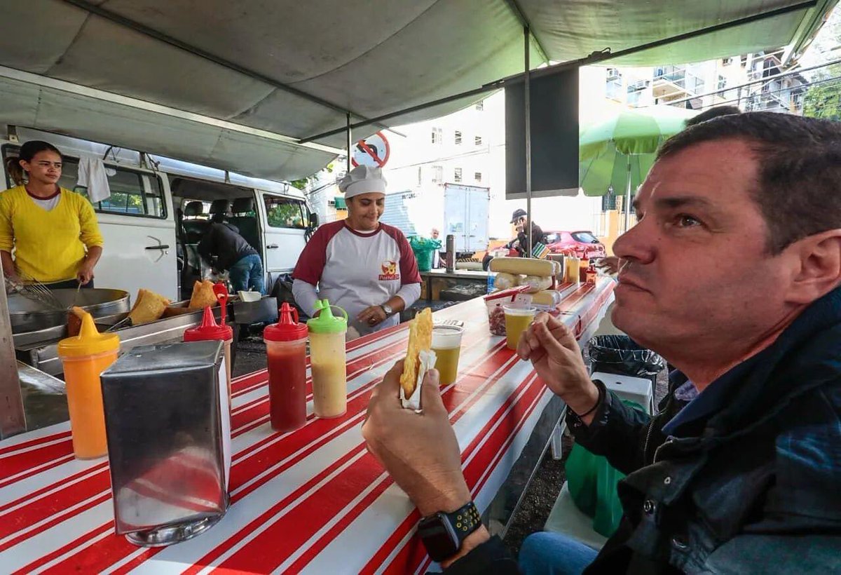 gutopfonseca's tweet photo. Vai um pastel de feira, aí? 🌯

A feira do Merck nunca decepciona. Tem variedade de sabores e produtos frescos pra você levar pra casa. Adoro essa vida simples! 

#CompromissoComAVerdade 

#rj #esporte #feira #pastel https://t.co/SEFh22VU4Y