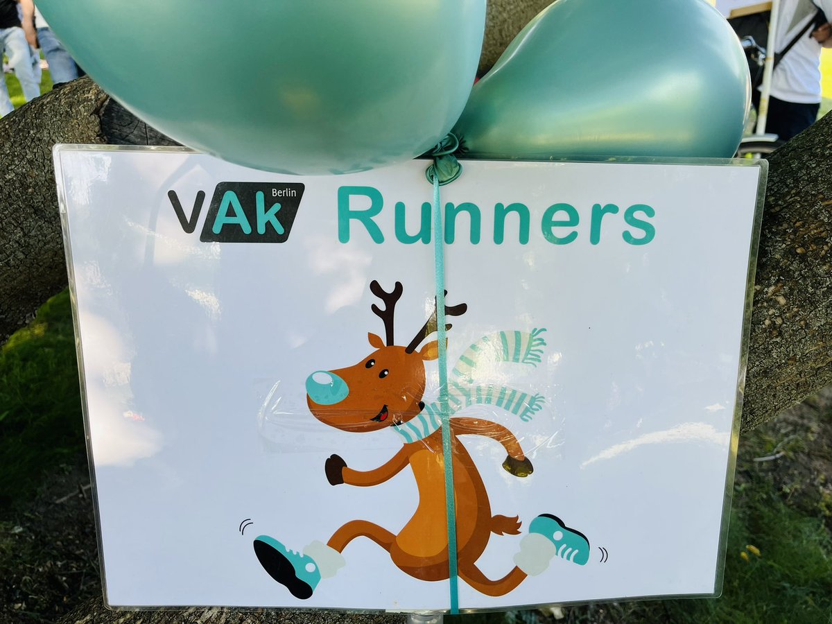 Beste Quote der Berliner Verwaltung?! Jede/r 2. Kolleg*in der 100jährigen coolen Bildungseinrichtung ist heute bei der #teamstaffel im #Tiergarten mit dabei. 2 Staffeln, der Rest feuert an. VAk-Runner und Supporter.