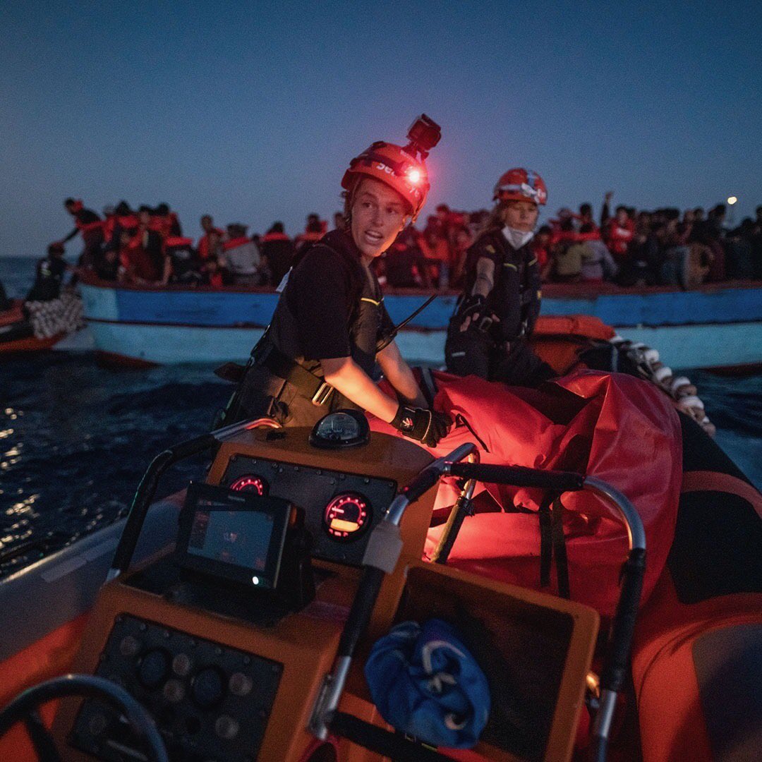 seaeyeorg's tweet photo. 🔴Die Crew der #SEAEYE4 hat in 3️⃣ Rettungseinsätzen 4️⃣1️⃣6️⃣ Menschen aus Seenot gerettet. Darunter befinden sich dutzende Minderjährige und ein Baby. https://t.co/Dqbn0SCB4n
