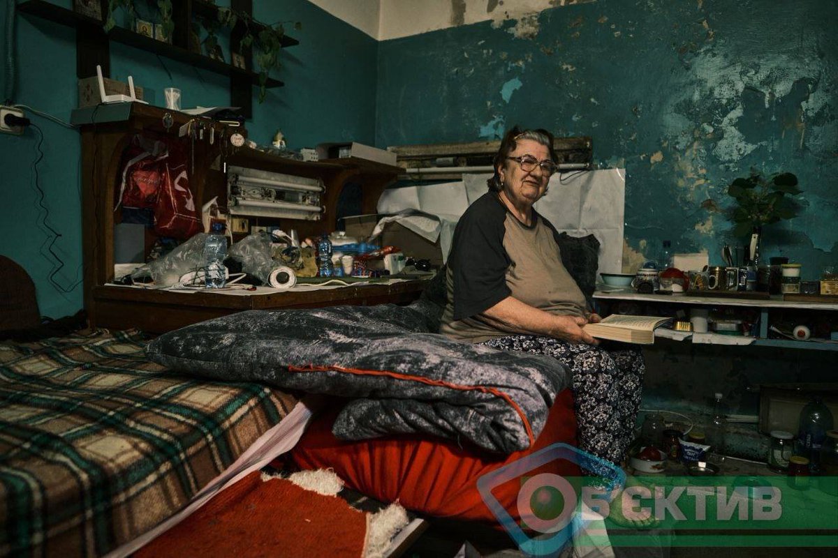 В одному з бомбосховищ Харкова люди живуть під землею з перших днів війни.

Деякі «підземні жителі» не залишали притулок усі з 112 днів. Деякі виходять на поверхню, щоб перевірити свої будинки. Але з кожним разом все рідше.