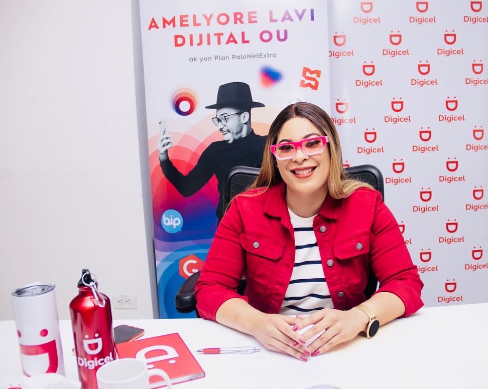 Autop_Kemissa's tweet photo. Mèsi @DigicelHT se yon lonè pou m reprezante aplikasyon GoLoud Digicel la kòm anbasadris 💖 Mèsi #TeamAuTop ki toujou sipòte m, san nou mwen patap au 🔝
.
.
.
🗣M ap envite nou al Telechaje aplikasyon GoLoud la sou app store/ google ▶️ pou nou tande tout mixtape mwen yo 🎶 https://t.co/DoKpcuFfCL