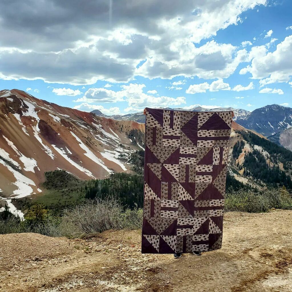 BeckerHandmade's tweet photo. The 4runner quilt in its natural habitat, on a roadtrip!

#BeckerHandmade https://t.co/fY8Mok81OE https://t.co/n9lGiEh6U0