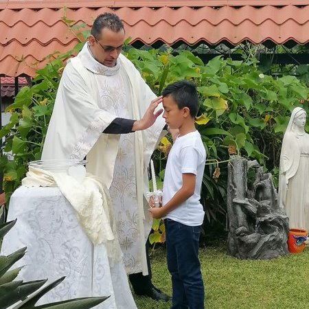 La Comunidad Sola Gracia de Grecia, celebró con gran alegría el Santo Sacramento del #Bautismo. 
bit.ly/3tzRfl2