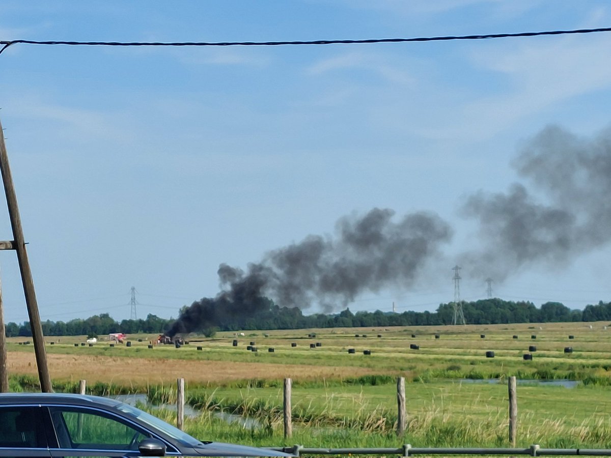 In #Gouderak staat een trekker in de brand. In het weiland. Brandweer ter plaatse.