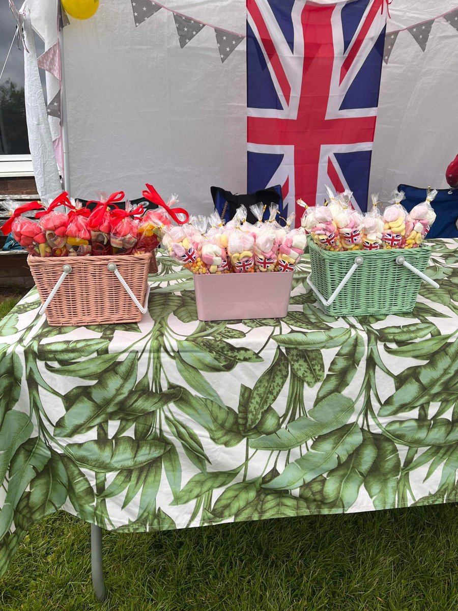 After having two weeks off I love coming back to messages of Thanks from our community groups. Fanfoss school PTA used <a href="/coopuk/">Co-op</a> donated sweets for their Jubilee celebration fundraising event #itswhatwedo <a href="/Tom_MPM/">Tom Copeland</a>