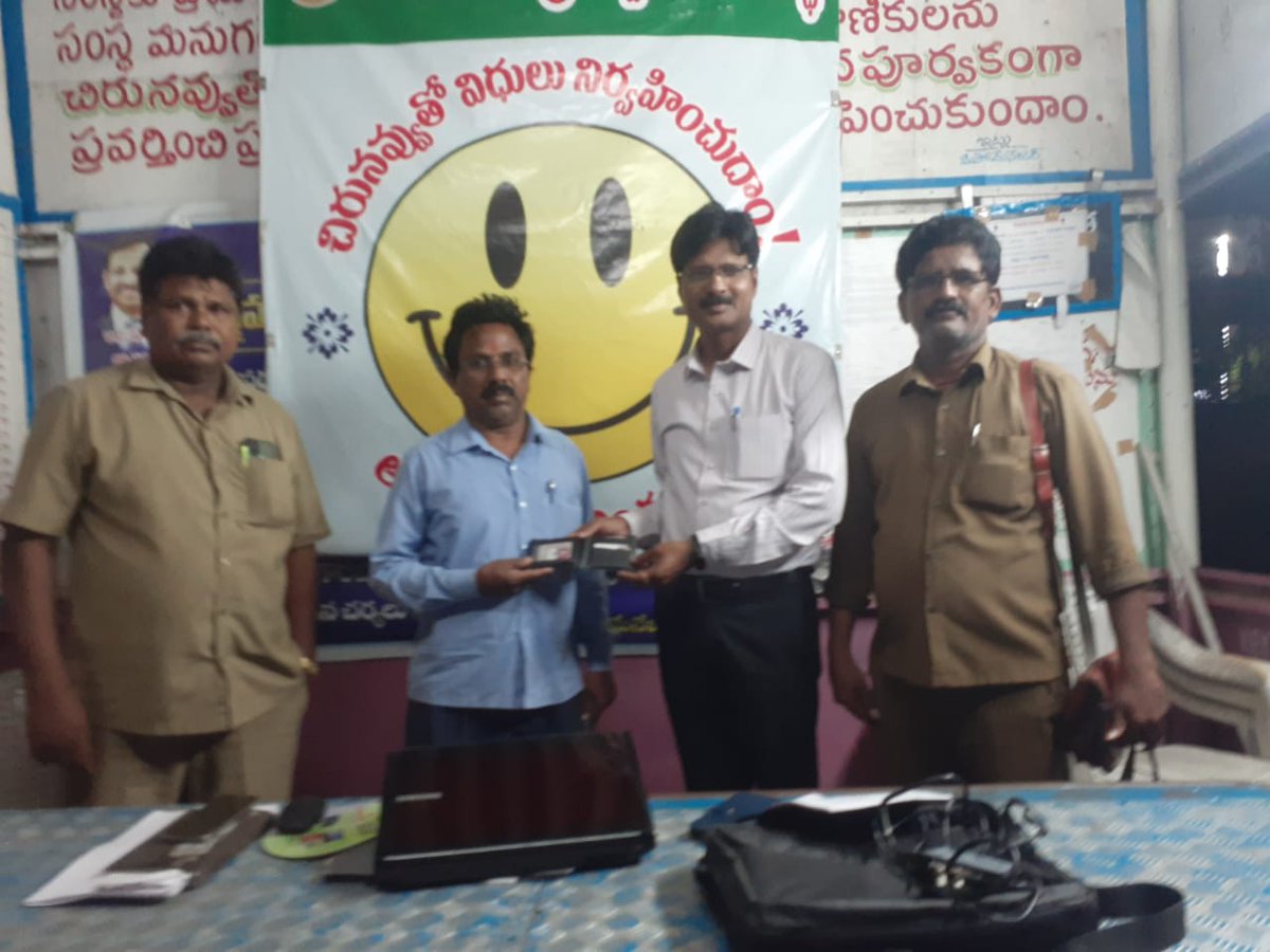 dmnrmltsrtc's tweet photo. Sir
Handed over the purse with Rs 10000to the passenger M.Murali who lost his purse in journey from Adilabad to Nirmal. The service conductor Sri. D. Ravinder, Eno.310140 and service driver Sri. Linganna, Eno. 850325. @tsrtcmdoffice  @RM_ADB #TSRTCHQ . https://t.co/2sx7vKFo8b
