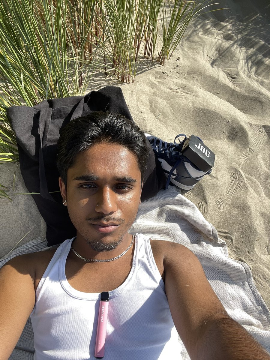 rikasi69's tweet photo. Beachday in roffa 🤝 https://t.co/2vRosgAr9r