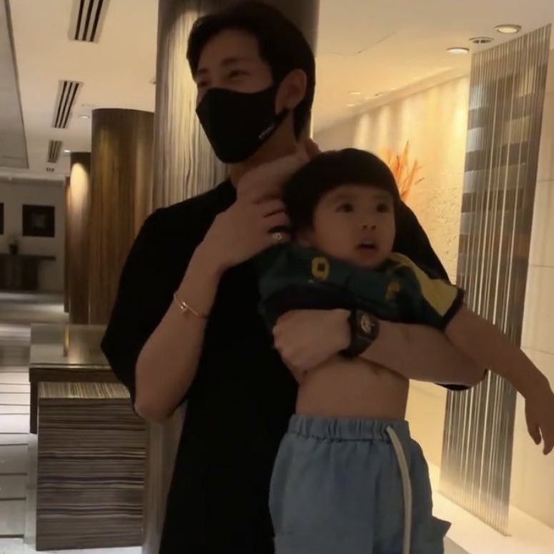 simp4jinyoungie's tweet photo. i see no difference @BamBam1A https://t.co/LstBsrjQU4
