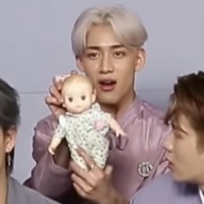 simp4jinyoungie's tweet photo. i see no difference @BamBam1A https://t.co/LstBsrjQU4