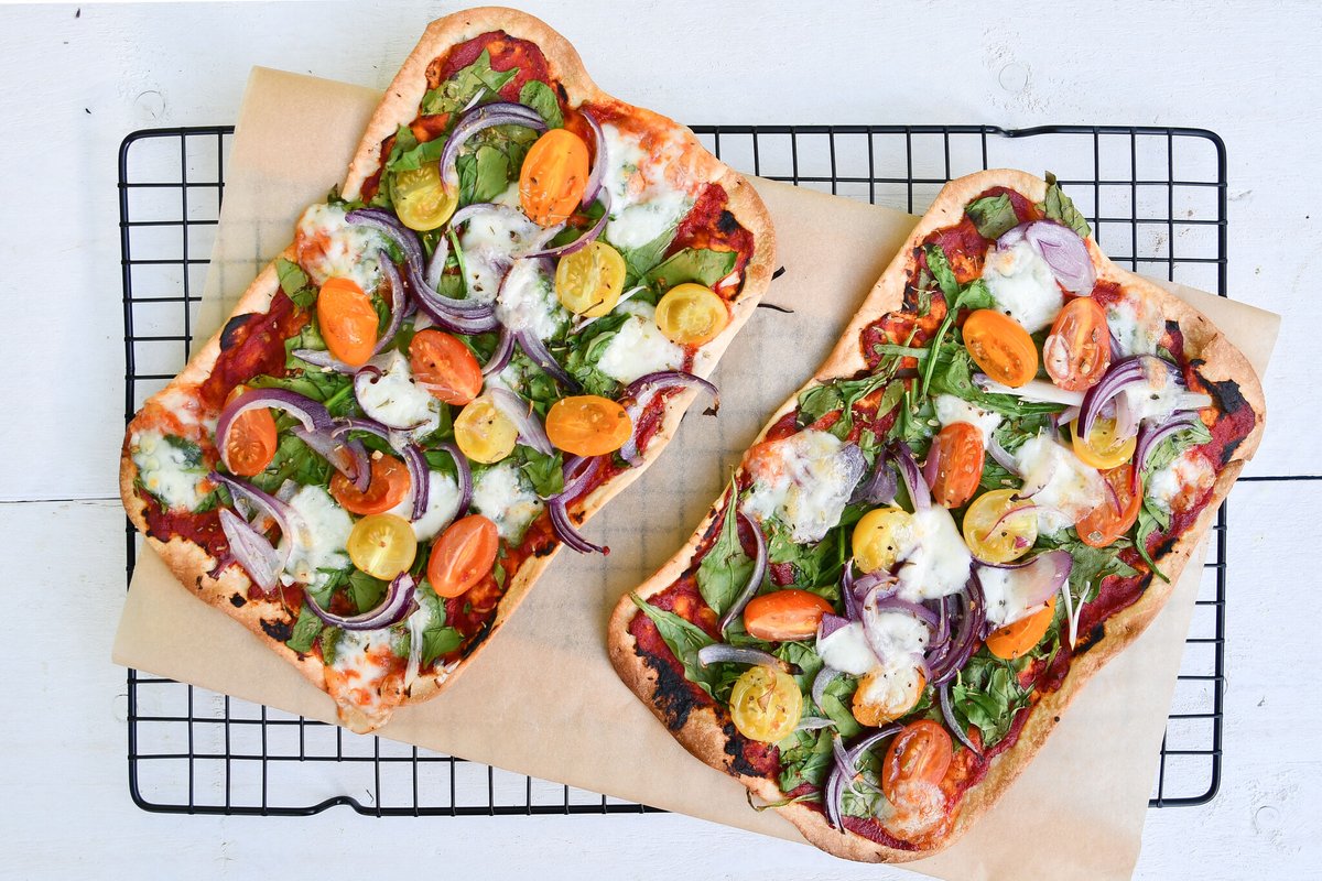 ekomenu's tweet image. 👨‍👩‍👦‍👦Lekker voor het hele gezin: Flammkuchen met gekleurde tomaatjes, spinazie en mozzarella.

bit.ly/3mN9pvQ

#Ekomenu #gezinsgerechten #flammkuchen