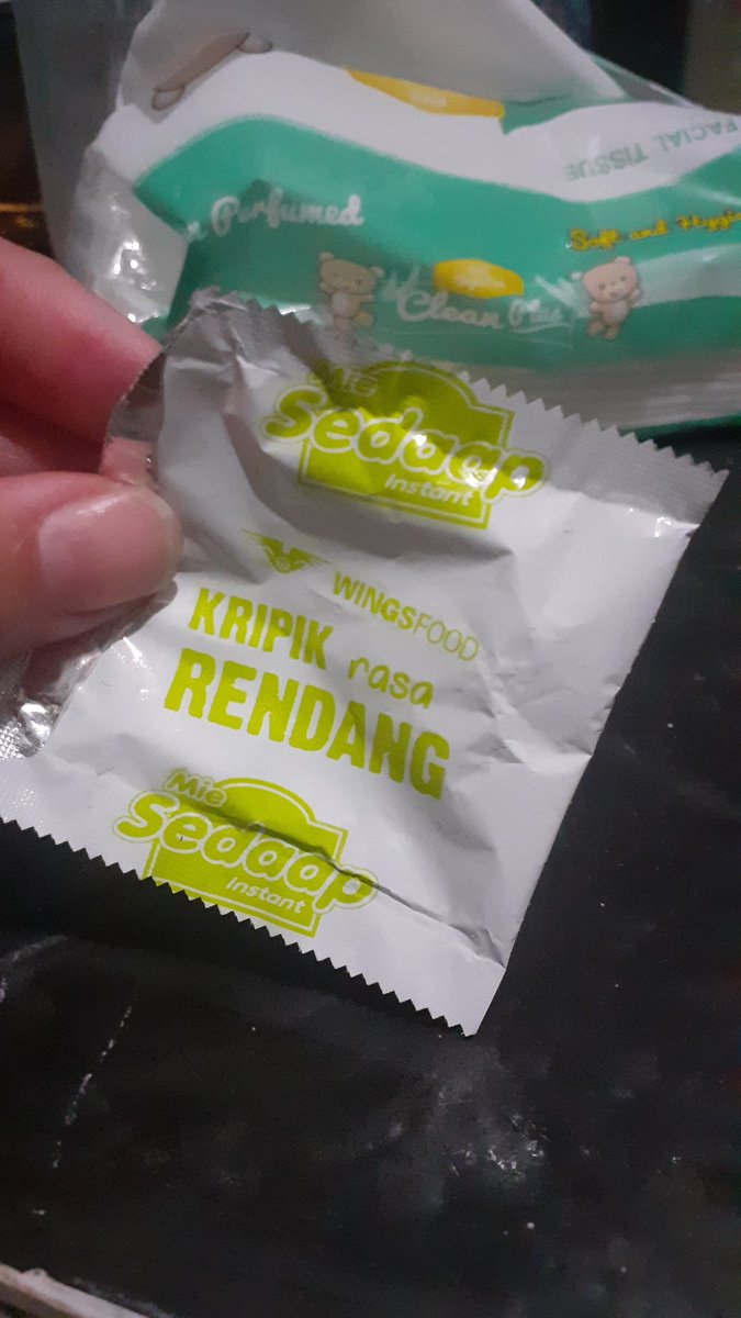 Yahh <a href="/MieSedaapID/">Mie Sedaap</a> #saleropadang isi dikemasan ini mahh namanya KREMESAN rasa rendang, bukan kripik 😭😭 beda ama yg waktu pertama nihhh..