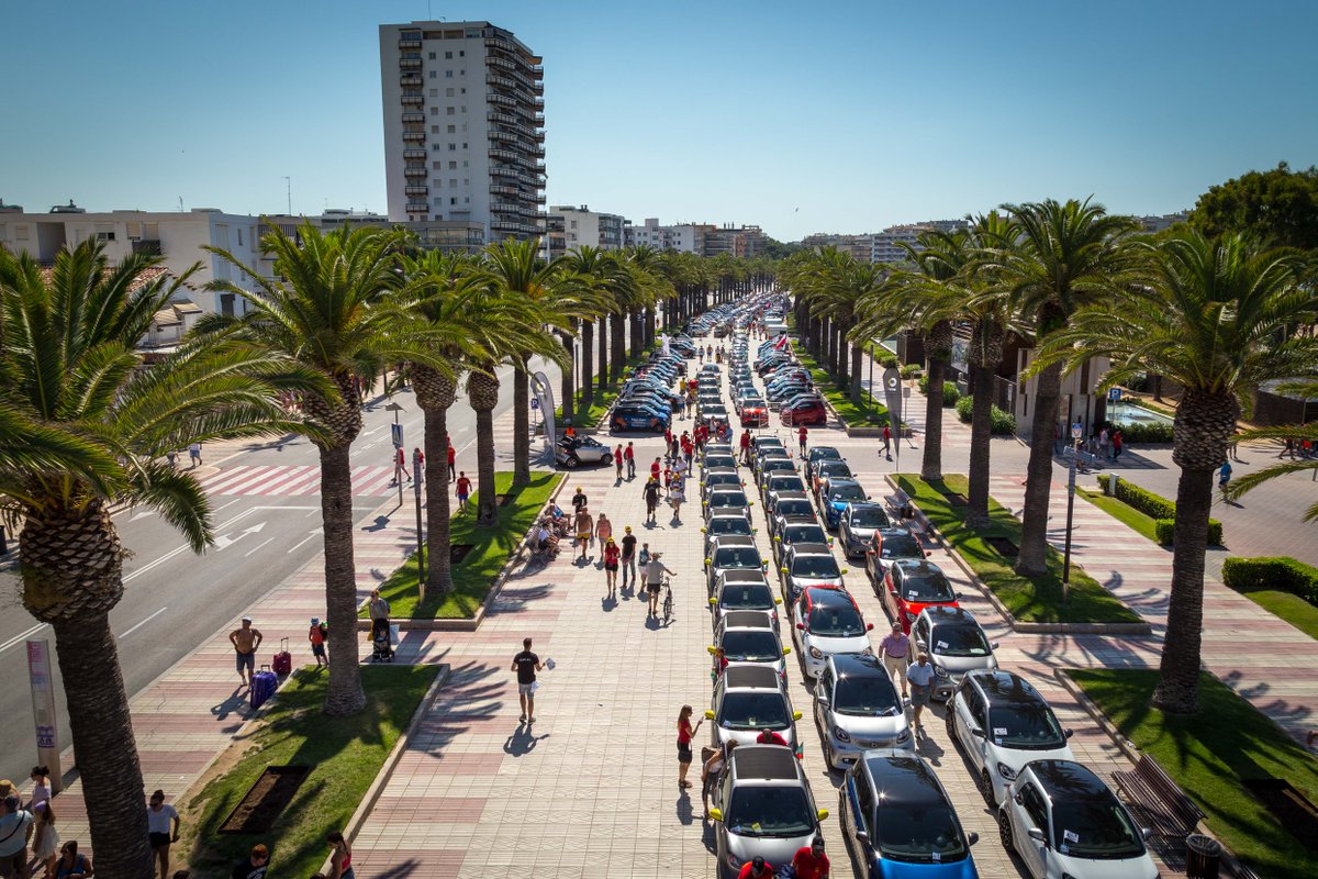 Lastlap_ES's tweet photo. Tal día como hoy, hace exactamente cinco años, llenábamos el paseo de Salou de cientos de coches Smart en una increíble concentración de coches venidos de 32 países distintos.
#SmartTimes https://t.co/W4r9MqxiO9