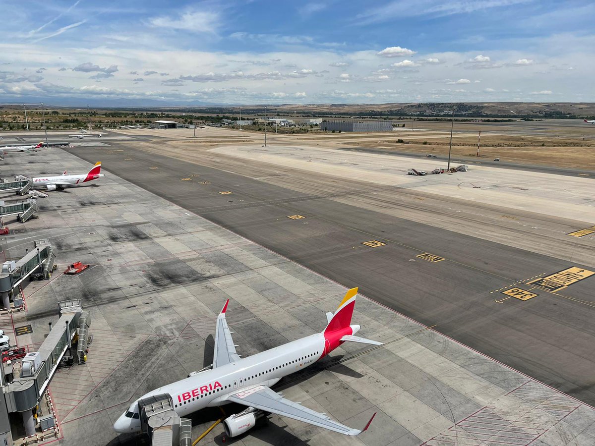 Esta tarde <a href="/MartaMedinaG_/">Marta Medina</a> estrena sección 😍 #LaTerminal donde se cuela por los rincones más insospechados del #AeropuertoAdolfoSuarezMadridBarajas

✈ Subiremos a la cubierta de la T4, veremos el mantenimiento del campo de vuelo, entre otras curiosidades del lugar 👏 

<a href="/aena/">Aena</a>
