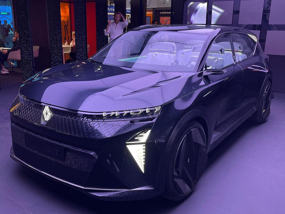 altaide's tweet photo. Vivatech ou Salon de l’auto ? #vivatech  😉🚘
#vivatech2022 https://t.co/AJFNHbSsPR