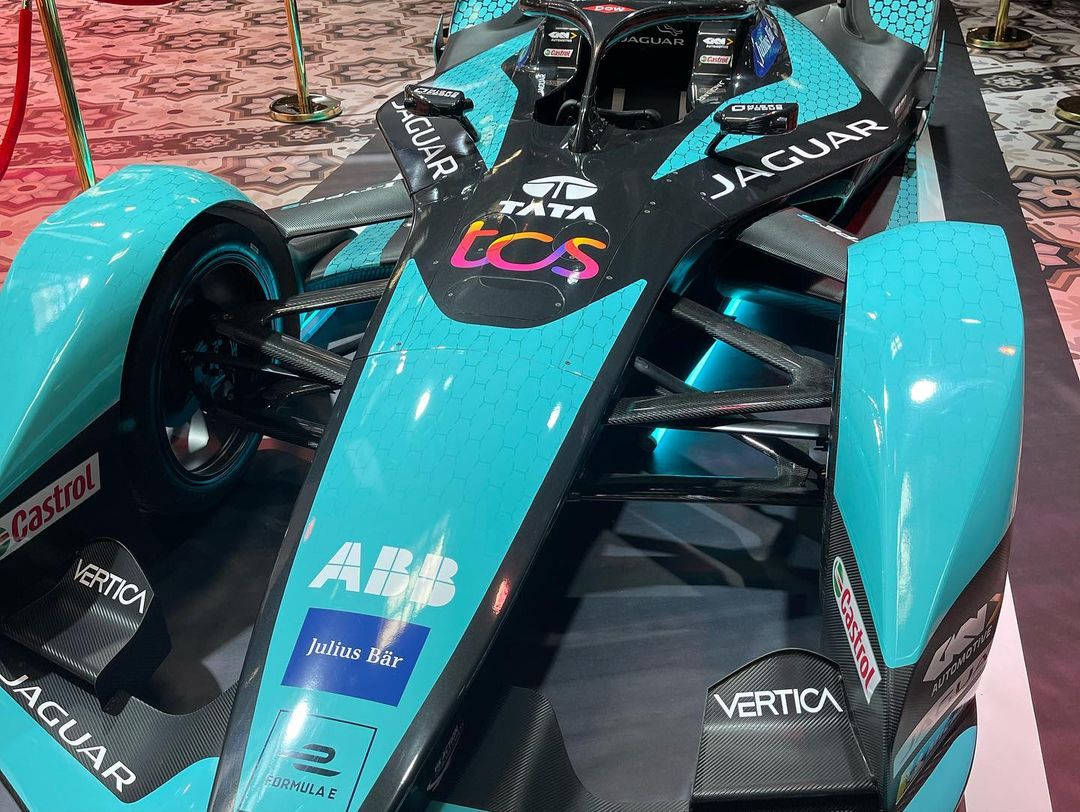 altaide's tweet photo. Vivatech ou Salon de l’auto ? #vivatech  😉🚘
#vivatech2022 https://t.co/AJFNHbSsPR