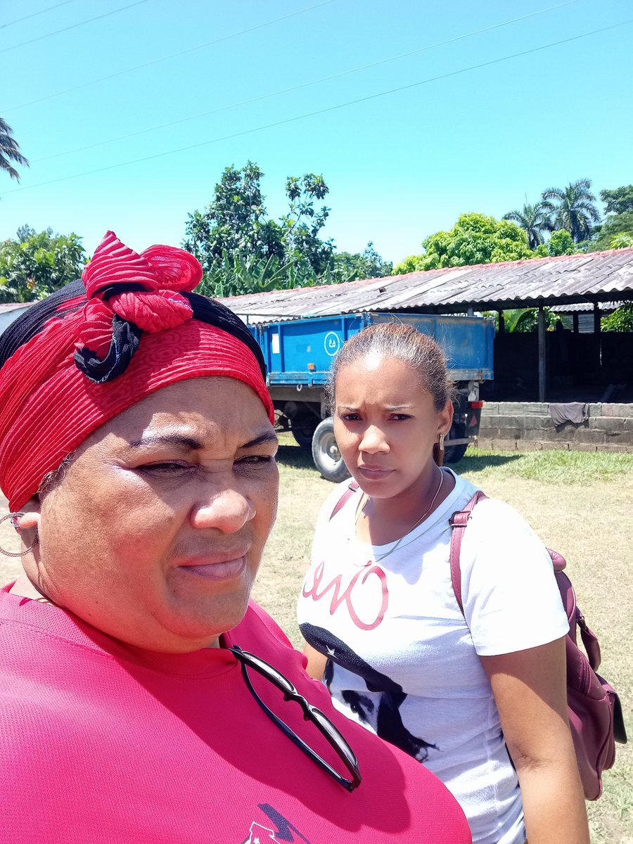 IgmaraR's tweet photo. #Guantanamo ,Interesante intercambio los miembros de la Mipyme  Cerámica Casiguaya de Baracoa,  integrada por 17 trabajadores dedicados a la producción de  materiales de la construcción trabajos de jardinería, paisajistico, artesanal y tejas francesas #CubaVive @UlisesGuilarte https://t.co/2OC2TUxZKY