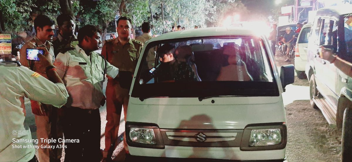 east_dcp's tweet photo. #CPLucknow @dhrubathakur के मार्गदर्शन में #DCPEast @AmitKAnandIPS के निर्देशन में #DrunkDriving के विरुद्ध कार्यवाही करते East Zone के सभी थानों में महत्वपूर्ण चौराहे और स्थानों पर चेकिंग की गई।
#UPPolice
#LucknowPolice https://t.co/1RSyFxBFPM