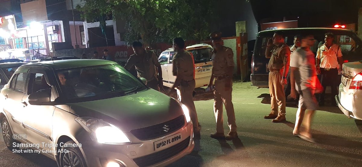 east_dcp's tweet photo. #CPLucknow @dhrubathakur के मार्गदर्शन में #DCPEast @AmitKAnandIPS के निर्देशन में #DrunkDriving के विरुद्ध कार्यवाही करते East Zone के सभी थानों में महत्वपूर्ण चौराहे और स्थानों पर चेकिंग की गई।
#UPPolice
#LucknowPolice https://t.co/1RSyFxBFPM