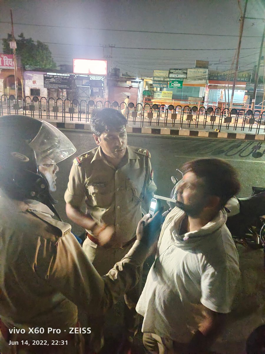 east_dcp's tweet photo. #CPLucknow @dhrubathakur के मार्गदर्शन में #DCPEast @AmitKAnandIPS के निर्देशन में #DrunkDriving के विरुद्ध कार्यवाही करते East Zone के सभी थानों में महत्वपूर्ण चौराहे और स्थानों पर चेकिंग की गई।
#UPPolice
#LucknowPolice https://t.co/1RSyFxBFPM