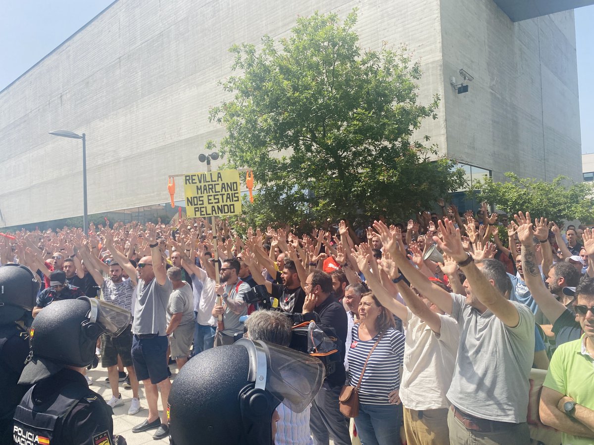 FonsiLoaiza's tweet photo. Los trabajadores del metal en Cantabria cumplen 2 semanas en huelga con más del 95% de seguimiento. Piden salarios dignos. No han salido ni un segundo en TV, el presidente Revilla los ha criminalizado y han militarizado toda la zona. https://t.co/OK16VtgGXL