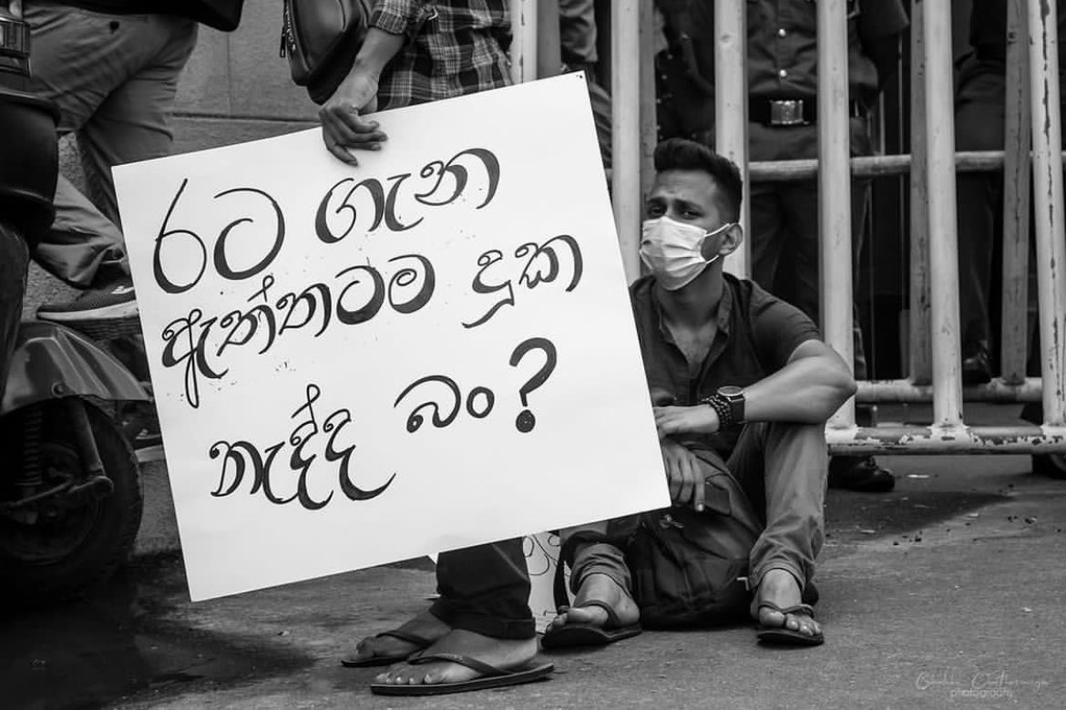 thisara_minsara's tweet photo. Dying in the Queue is the NEW Normal.? 😓

#SriLanka #ceylon #share https://t.co/2t9uYMo2Bw