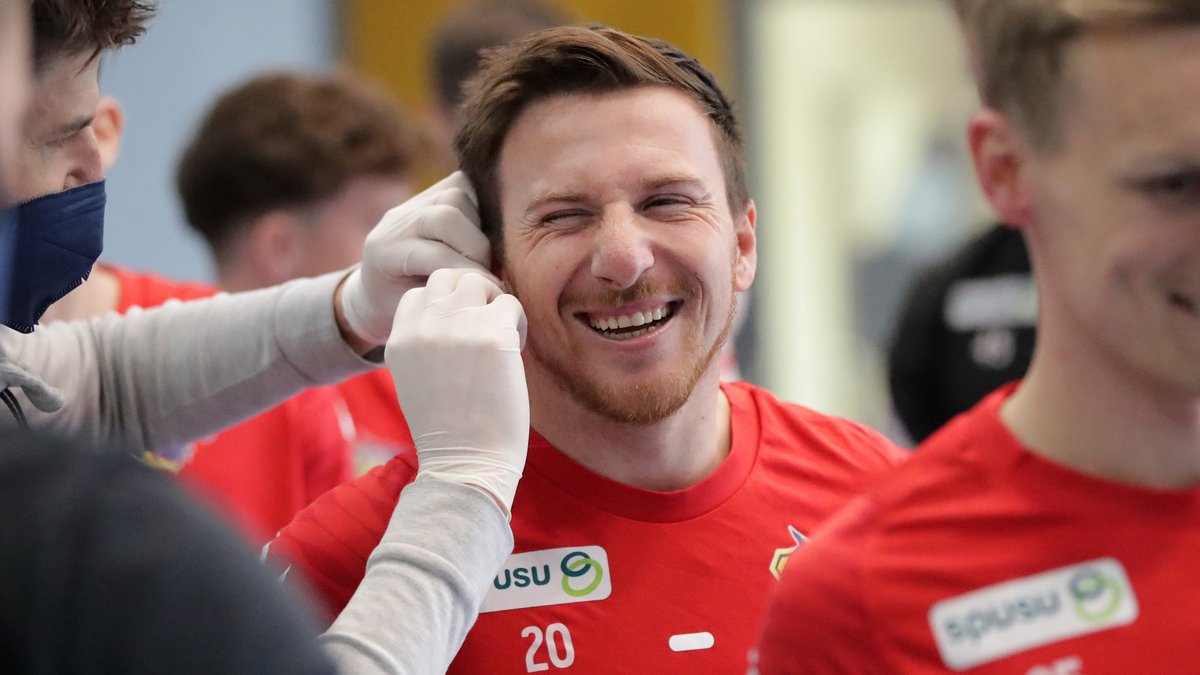 AdmiralSport's tweet photo. In St. Pölten wird schon wieder geschwitzt. 💦 Daniel Schütz gefällt das! 😜

📸 GEPA Pictures

#AdmiralAUT #AdmiralSportwetten #Schütz #SKNStPölten #Vorbereitung #Trainingsstart @OEFBL @SKNStPoelten https://t.co/CW6uOWVTdR