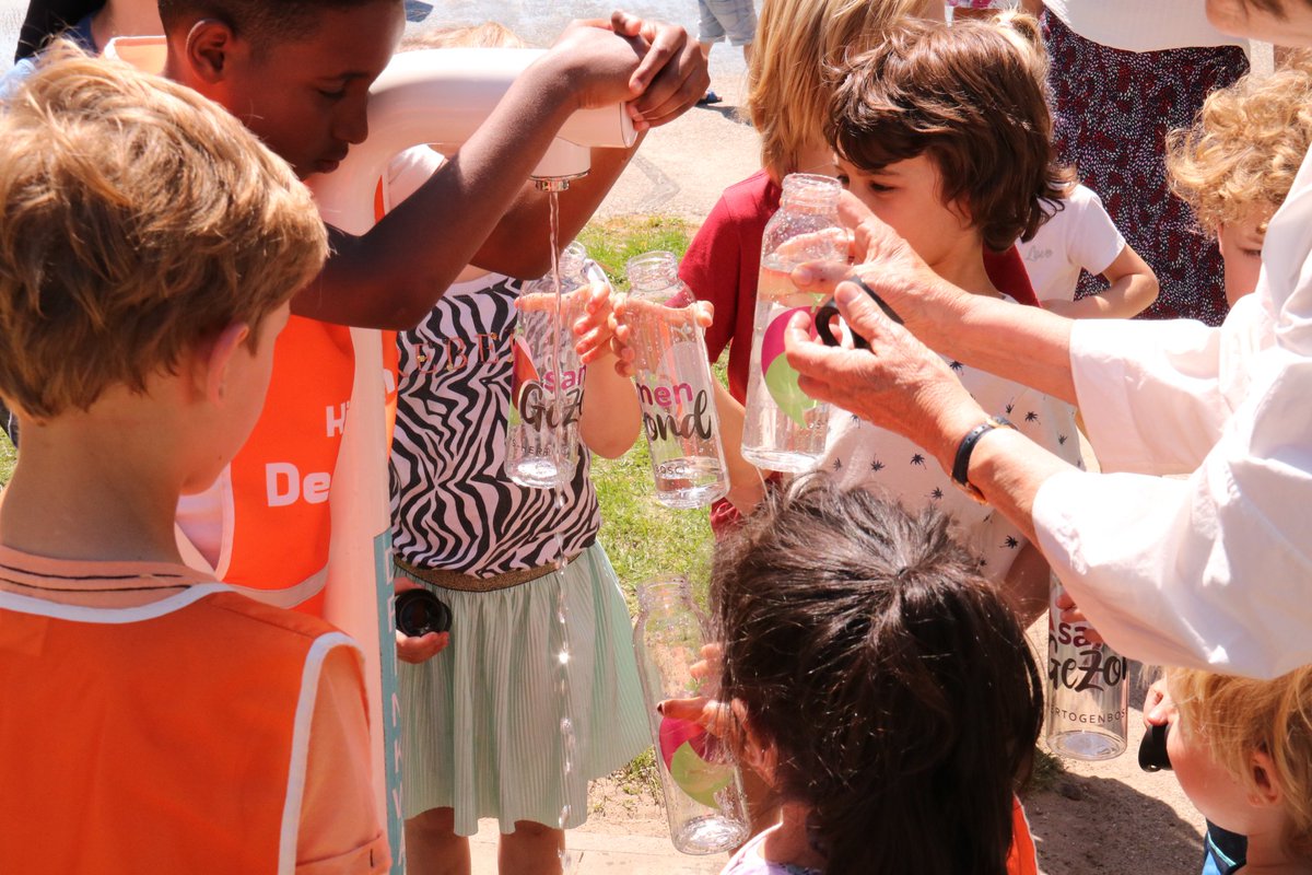 shertogenbosch's tweet photo. Vanaf nu kun je op het Taxandriaplein in de wijk de Muntel op ieder moment van de dag je eigen flesje met lekker en gezond drinkwater van @BrabantWater vullen! Lees meer 👉 https://t.co/NAY0aUNneG #samengezond #samengezondshertogenbosch #demuntel https://t.co/q8ipjfROtj