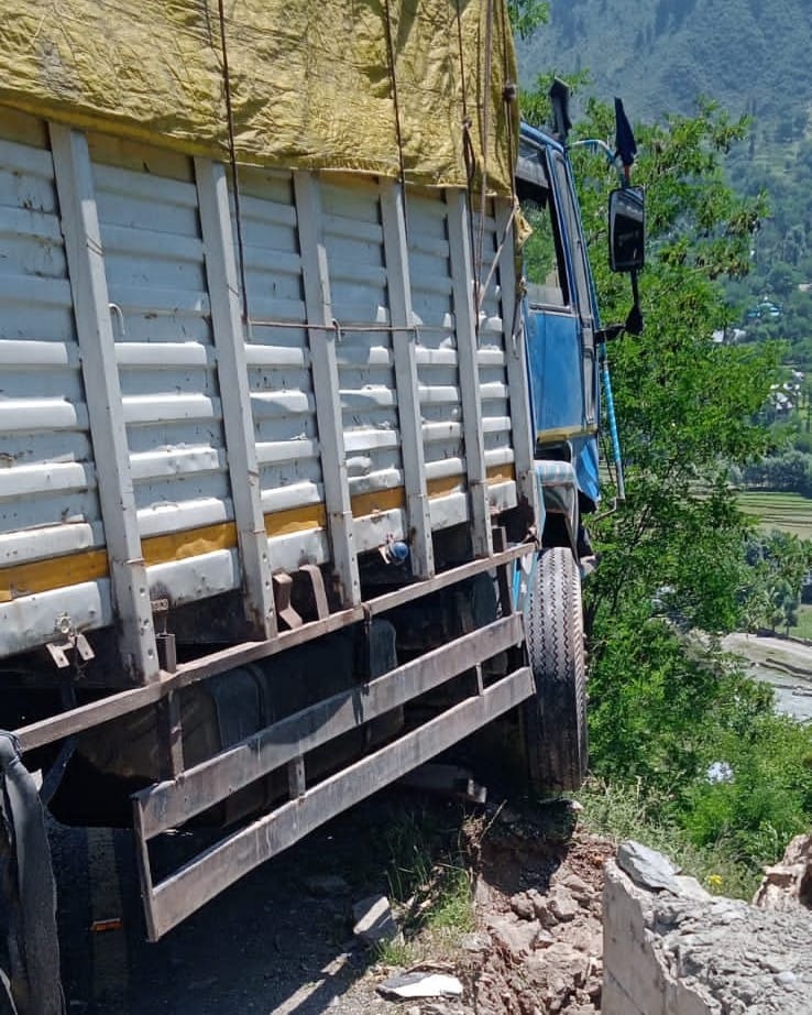 ToofaniBaba1's tweet photo. On 15 Jun 22 at 10:30 hrs, an accident took place at Sumbal Bala when a Tata truck lost control and was dangerously hanging off the cliff. The recovery det of 34 AR immediately responded at the site, brought the vehicle to safe place and cleared the bottleneck on NH1. https://t.co/aXFWtoEzI3