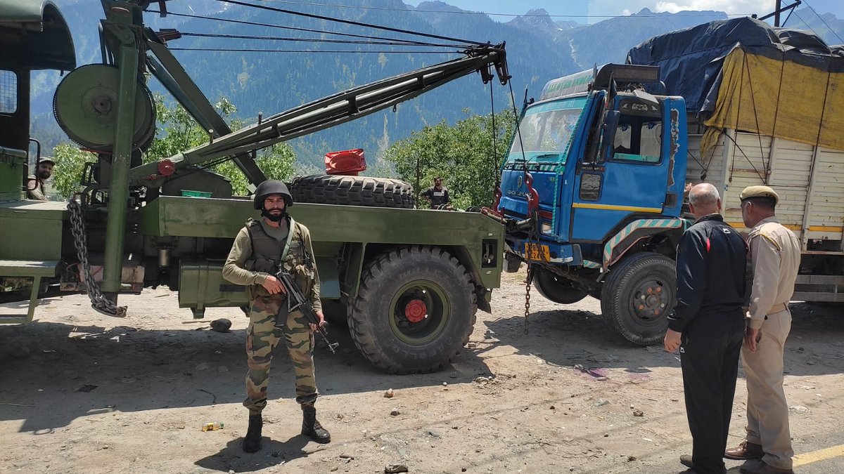ToofaniBaba1's tweet photo. On 15 Jun 22 at 10:30 hrs, an accident took place at Sumbal Bala when a Tata truck lost control and was dangerously hanging off the cliff. The recovery det of 34 AR immediately responded at the site, brought the vehicle to safe place and cleared the bottleneck on NH1. https://t.co/aXFWtoEzI3