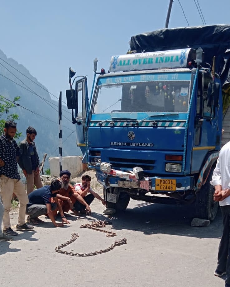 ToofaniBaba1's tweet photo. On 15 Jun 22 at 10:30 hrs, an accident took place at Sumbal Bala when a Tata truck lost control and was dangerously hanging off the cliff. The recovery det of 34 AR immediately responded at the site, brought the vehicle to safe place and cleared the bottleneck on NH1. https://t.co/aXFWtoEzI3