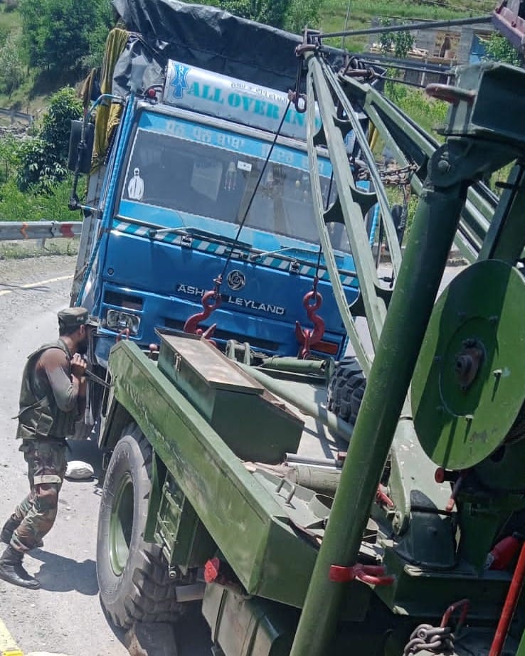 ToofaniBaba1's tweet photo. On 15 Jun 22 at 10:30 hrs, an accident took place at Sumbal Bala when a Tata truck lost control and was dangerously hanging off the cliff. The recovery det of 34 AR immediately responded at the site, brought the vehicle to safe place and cleared the bottleneck on NH1. https://t.co/aXFWtoEzI3
