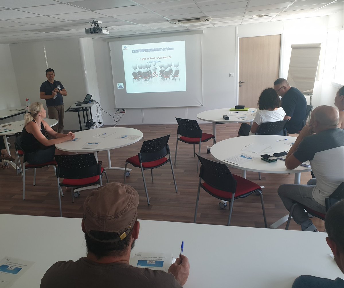 vielfaureb's tweet photo. Aujourd'hui 1️⃣0️⃣ createurs d'entreprise ont inauguré la nouvelle salle de réunion du #PoleEmploiArgeles lors d'un atelier. ➡️Au programme : conseils, échanges  auprès des entrepreneurs de demain https://t.co/x8urdo7ekE
