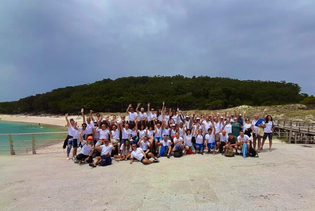 FundacionAXA's tweet photo. Maravillosa jornada hoy con los #voluntariosAXA de la territorial oeste en las #IslasCíes 💙

Hemos estado retirando plantas invasoras de este entorno privilegiado 🌊

¡Gracias por participar, ha sido muy gratificante! 😊 https://t.co/TIBpv7NheS