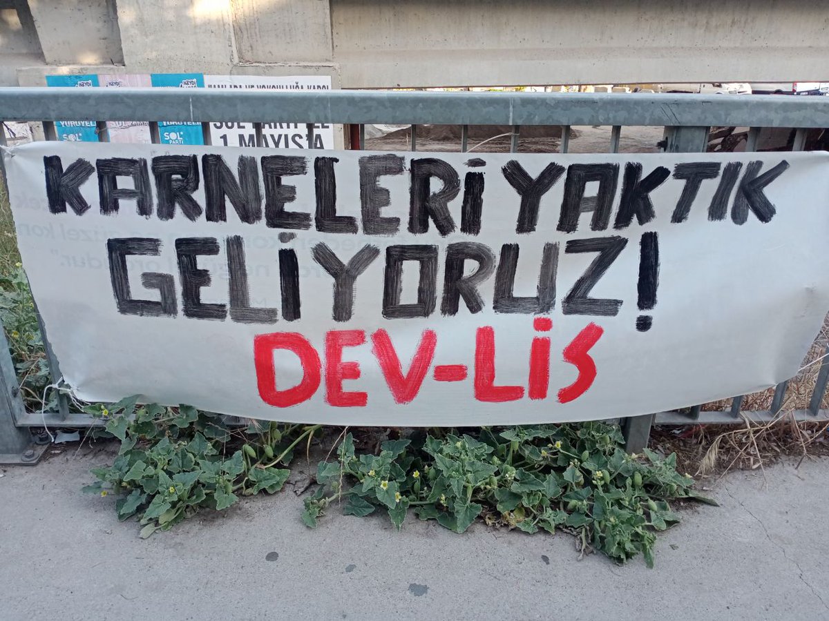 DevLis1969_'s tweet photo. 📍 Kartal - Arnavutköy 

Her geçen gün niteliksizleşen eğitim sisteminin karnesini tanımıyor, lise sıralarından büyüyen öfkemizle karnelerimizi yakıyoruz!

Tüm sıra arkadaşlarımızı Eşit Parasız Bilimsel Anadilde eğitim için Dev-Lis saflarına çağırıyoruz!
📞: 0542 159 19 69 https://t.co/oW6AIBYdQ7