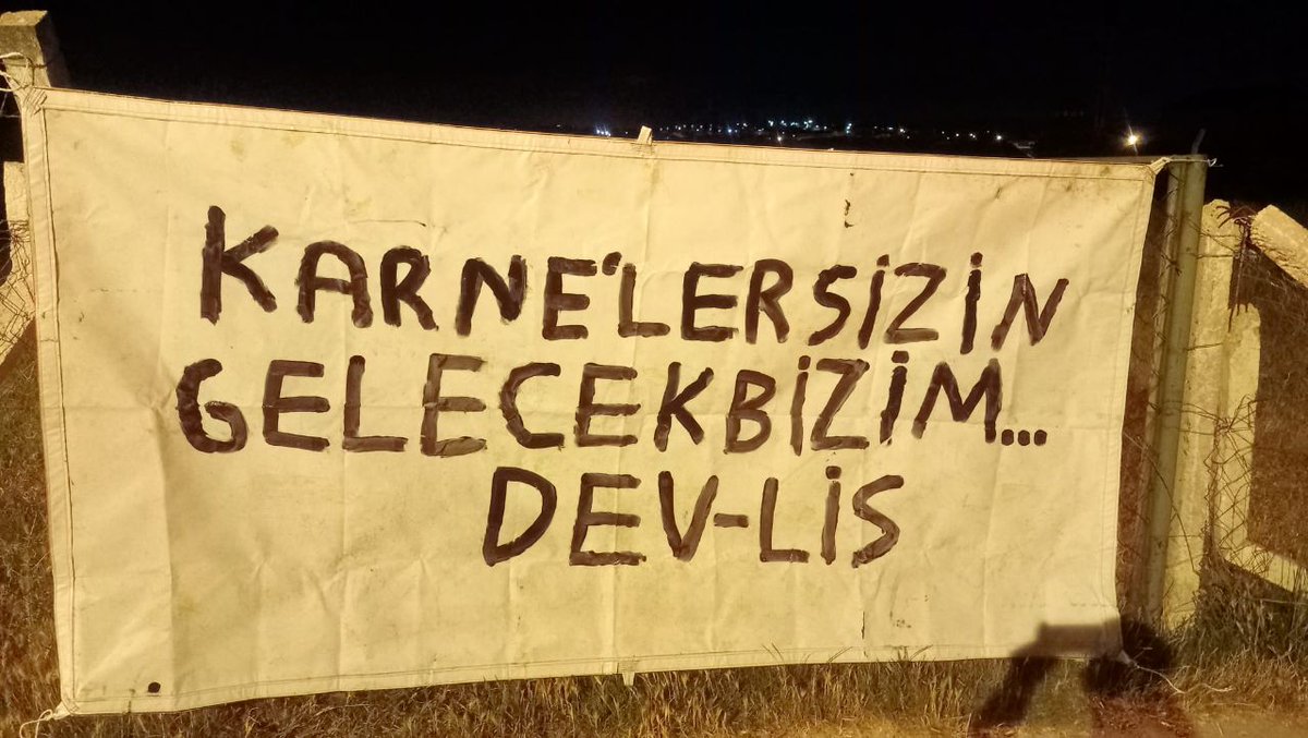 DevLis1969_'s tweet photo. 📍 Kartal - Arnavutköy 

Her geçen gün niteliksizleşen eğitim sisteminin karnesini tanımıyor, lise sıralarından büyüyen öfkemizle karnelerimizi yakıyoruz!

Tüm sıra arkadaşlarımızı Eşit Parasız Bilimsel Anadilde eğitim için Dev-Lis saflarına çağırıyoruz!
📞: 0542 159 19 69 https://t.co/oW6AIBYdQ7