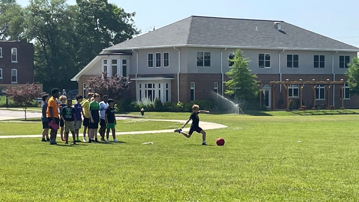 sluhjrbills's tweet photo. Our #SLUHSummer programs are in full swing: basketball campers are giving it their best shot, and #UpwardBound Academy students are putting their best foot forward! https://t.co/LhmCMWW2KW
