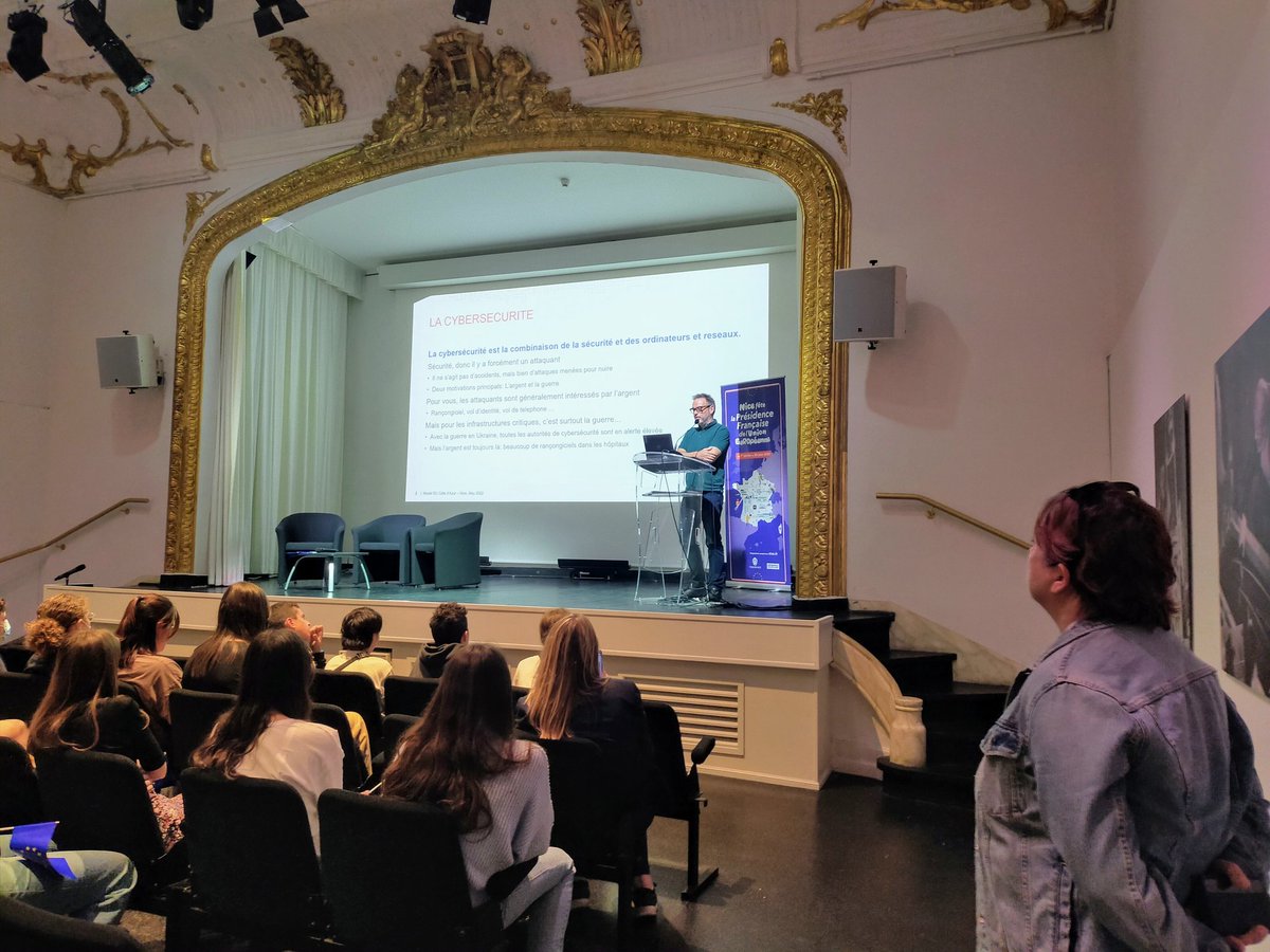 modeleuca's tweet photo. 4. Les élèves ont ensuite écouté et pris des notes sur les présentations de @JuliePERAIN sur son métier d’assistante parlementaire européenne, et @evetillard travaillant à l’agence de l'UE pour la cyber-sécurité (l'@enisa_eu). S'en est suivi de nombreuses questions-réponses 🙋 https://t.co/1n6hWQvOxs