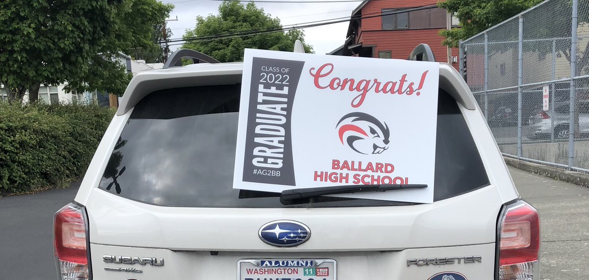 Congrats Class of ‘22! Need to pick up a yard sign still? EVERY senior gets one! Look for the Senior Sign ‘bu near Memorial Stadium at rehearsal this morning. 💪🏻 ❤️🖤 Thanks BHS ASB, PTSA and parent donations and volunteers ballardhs.seattleschools.org/news/class-of-…