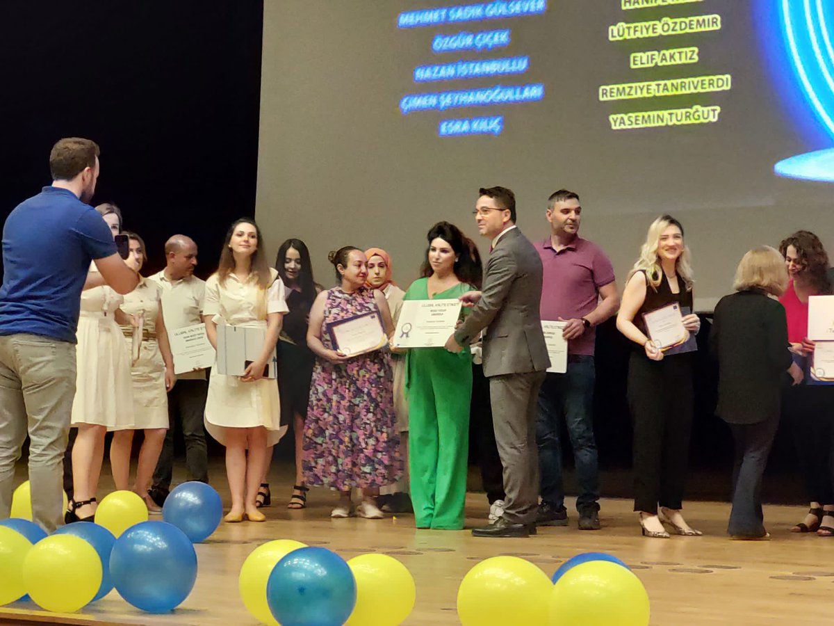 yuzler_neseli's tweet photo. P R O J E L E R İ N   O K U L U💫🎉🎊Yürütmüş oldukları #etwinning projelerinden ötürü öğretmenlerimiz @sultanbayhan21 , @filizzi6 ve okulumuz ULUSAL KALİTE ETİKETİ almaya hak kazandılar. Başarılarının devamını diliyoruz👏🏻 🥇🏆@krmnarf @Murat4Kucukali @aydinak1977 @makdogan0202 https://t.co/3FQ7sItEGI