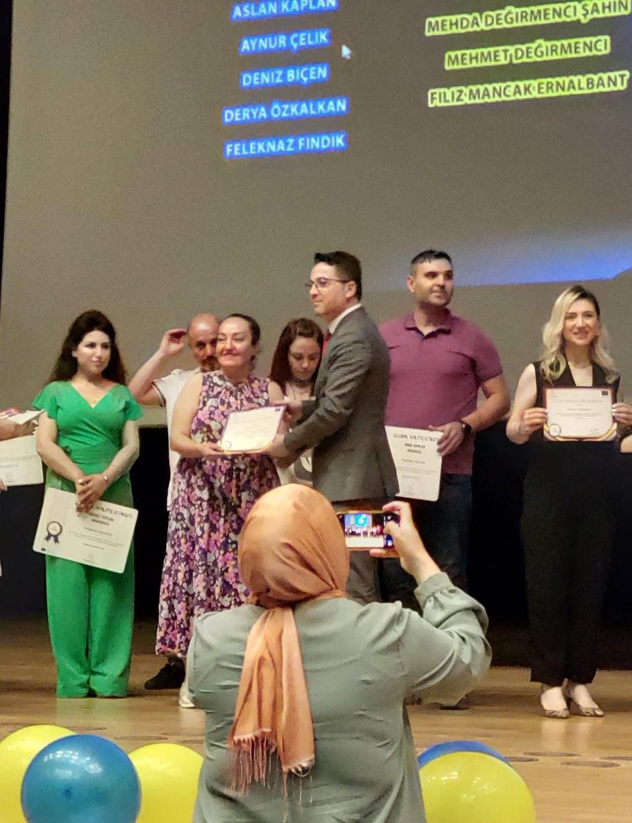 yuzler_neseli's tweet photo. P R O J E L E R İ N   O K U L U💫🎉🎊Yürütmüş oldukları #etwinning projelerinden ötürü öğretmenlerimiz @sultanbayhan21 , @filizzi6 ve okulumuz ULUSAL KALİTE ETİKETİ almaya hak kazandılar. Başarılarının devamını diliyoruz👏🏻 🥇🏆@krmnarf @Murat4Kucukali @aydinak1977 @makdogan0202 https://t.co/3FQ7sItEGI