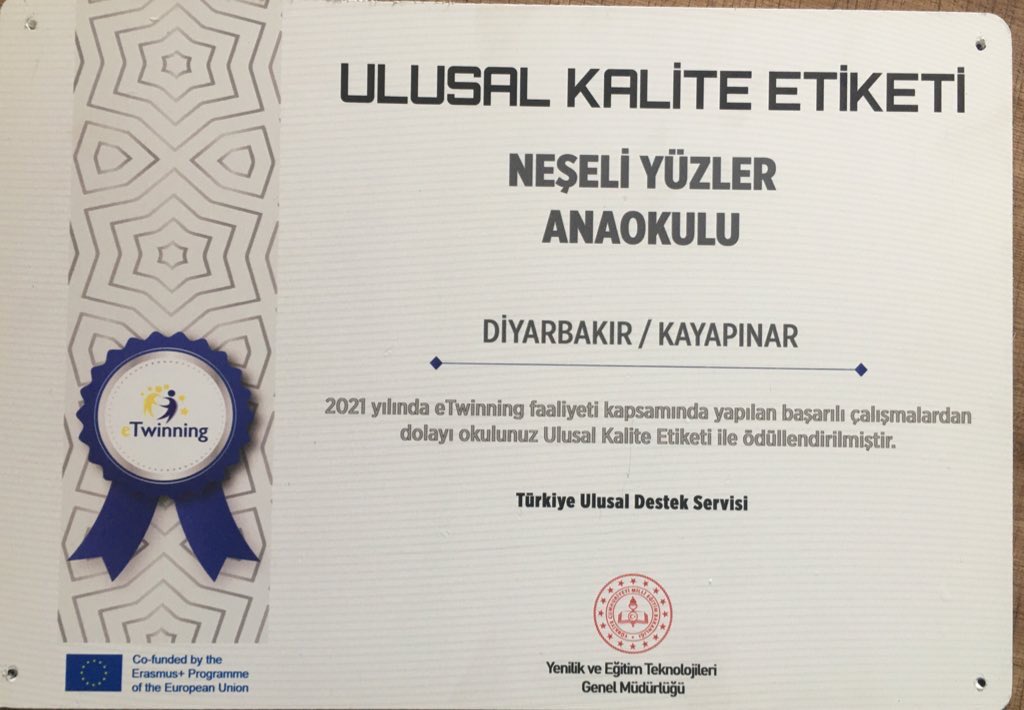 yuzler_neseli's tweet photo. P R O J E L E R İ N   O K U L U💫🎉🎊Yürütmüş oldukları #etwinning projelerinden ötürü öğretmenlerimiz @sultanbayhan21 , @filizzi6 ve okulumuz ULUSAL KALİTE ETİKETİ almaya hak kazandılar. Başarılarının devamını diliyoruz👏🏻 🥇🏆@krmnarf @Murat4Kucukali @aydinak1977 @makdogan0202 https://t.co/3FQ7sItEGI